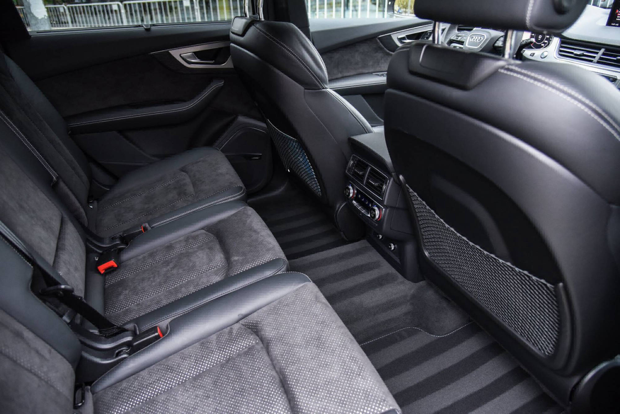 Detailní a hloubkové čištění interiéru vozidel